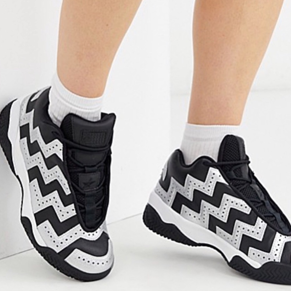 🦓▪️🦓•⚪️ Converse x Strike While it’s Hott… Vibes ⚪️• 🦓▪️